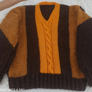 Wełniany brązowy sweter, z warkoczem, w serek z miodowymi i pomarańczową wstawką