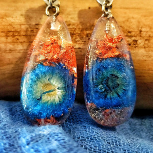 Kolczyki handmade – krople z niebieską kocanką w żywicy