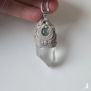 Amulet/naszyjnik z kryształem górskim i labradorytem