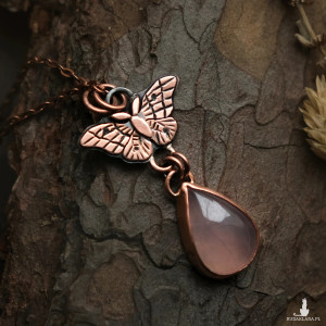 Wisiorek miedziany naszyjnik z ćmą i różowym kwarcem