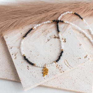 Naszyjnik kamień księżycowy + czarny spinel z listkiem