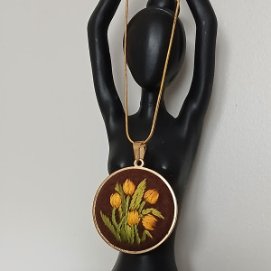 Ręcznie haftowany wisior  TULIPANY  stal szlachetna