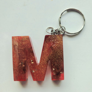 Brelok literka M galaxy czerwona ze złotem i kwiatem