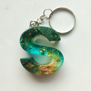 Brelok literka S niebieska i zieleń z chaber biały