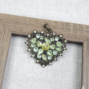 170 Vintage Wisior Serce Mosiężne – Zielone Kryształki