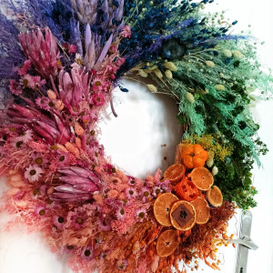 DUŻY WIENIEC „CZTERY PORY ROKU” – NATURALNY, TĘCZOWY, NA LATA