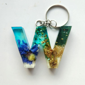 Brelok literka w niebieska i zieleń z chaber biały i złoto