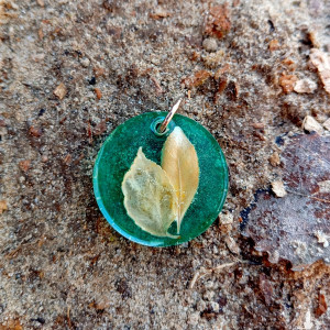 Zawieszka z żywicy z roślinami, zielona, dwa liście