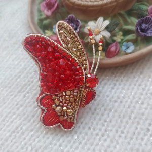 Urocza wiosenna broszka MOTYL