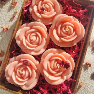 Piękny zestaw świec sojowych w skrzynce z drewna akacjowego