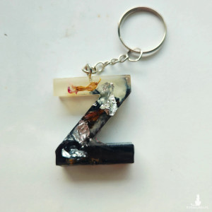 Brelok literka Z z żywicy z płatkami kwiatów czernią i bielą