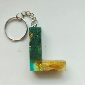 Brelok literka L niebieska i zieleń z kwiatem kryształkami