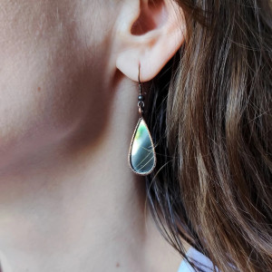 Grafika pod szkłem, oprawiona miedzią. Naszyjnik z wisiorem.