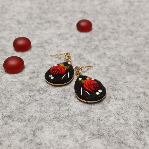 Ręcznie haftowane kolczyki  DLA KONGI  stal szlachetna