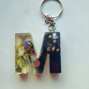Brelok literka M z żywicy z płatkami kwiatów czernią i bielą