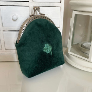 Portmonetka damska welurowa “Koniczynka” w kolorze butelkowej zieleni