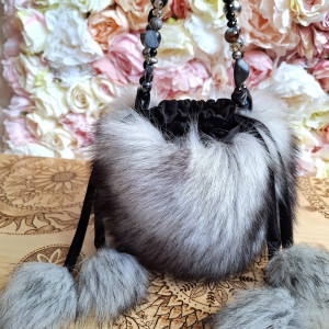 Mała futrzana torebka wizytowa damska – do ręki i na nadgarstek