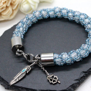 bransoletka z białych kryształków w niebieskim oplocie