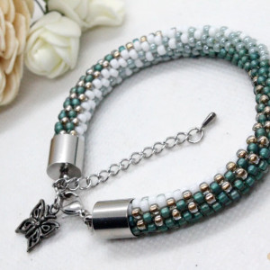 bransoletka z drobnych koralików z motylkiem