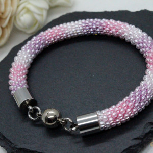 cieniowana różowa bransoletka z drobniutkich koralików