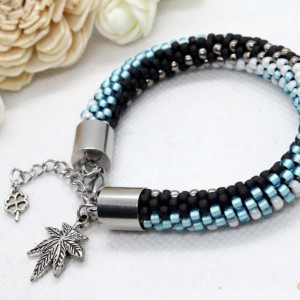 bransoletka z drobnych koralików z listkiem