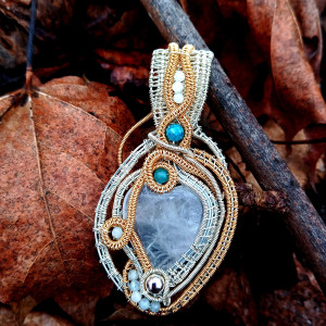Zawieszka z kryształem górskim serce, apatytem, amazonitem, hematytem, kamieniami księżycowymi i akwamarynami, złotosrebrna, wirewrapping