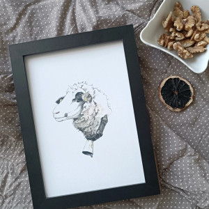 Biała owca z dzwonkiem ilustracja A5