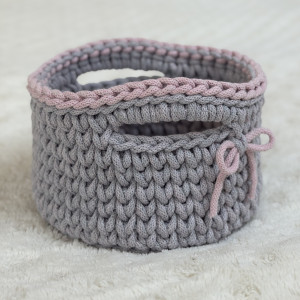 Koszyk ręcznie robiony z uchwytami szaro- różowy.