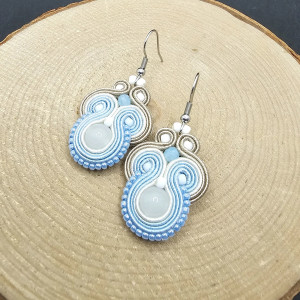 Błękitno-białe kolczyki sutasz