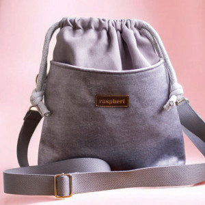 Szara listonoszka z kominem z jasnego weluru