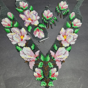 Komplet koralikowy Magnolie naszyjnik V-kształtny bransoletka kolczyki z kwiatami z koralików szklanych Preciosa