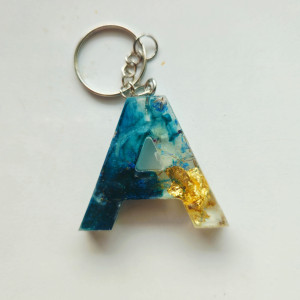 Brelok literka A morska  złotem kwiatem i kryształkami