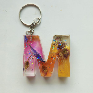 Brelok literka M róż złoto kwiaty i kryształki