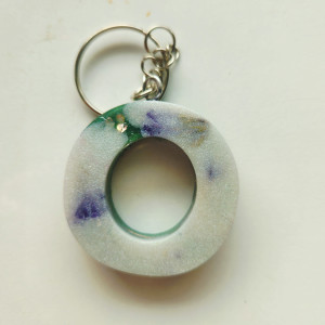 Brelok literka O pudrowa z bielą złotem i zieleń