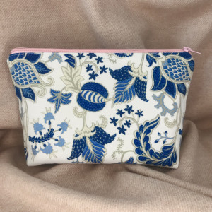 Kosmetyczka materiałowa solidna, stylowa ,praktyczna