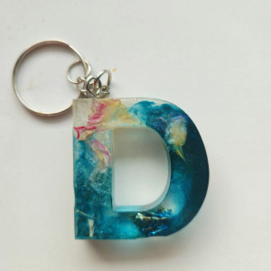 Brelok literka D morska z brokatem i płatkami kwiatów
