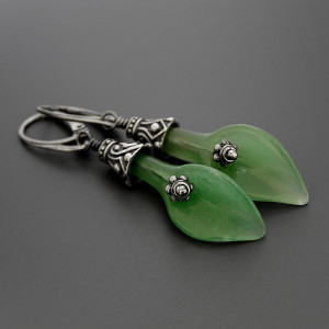 Kolczyki Scarlett, jadeitowe kalie, srebro patynowane, kolekcja Przeminęło z Wiatrem