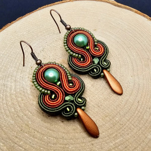 Zielono pomarańczowe wiszące kolczyki sutasz