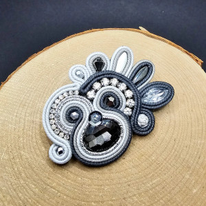 Szara broszka sutasz