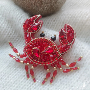 Urocza broszka KRAB