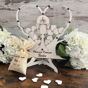 Pierwszokomunijna księga gości  w kszktalcie serca.