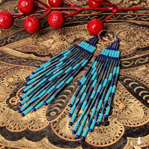 Ticala - Etno kolczyki z frędzlami turkusowo-kobaltowe – boho rękodzieło z koralików