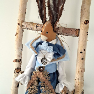 zając w stylu vintage w niebieskim ubranku