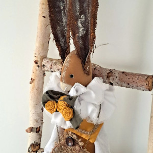 zając w stylu vintage w zielono-musztardowym ubranku