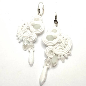 Białe wiszące kolczyki sutasz