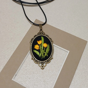 Ręcznie haftowany wisior  DLA LENY