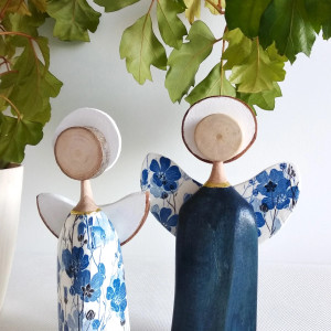 Para aniołków z drewna bukowego.