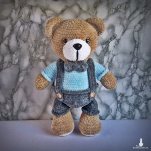 Szydełkowy miś 32cm w szarych spodenkach (na zamówienie)