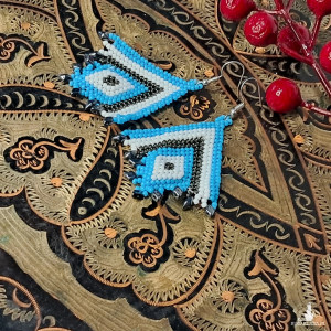 Tres - Kolczyki biało-niebieskie z hematytem – ręcznie robione kolczyki z koralików, geometryczne, boho