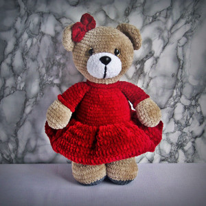 Szydełkowy miś 32cm w bordowej sukience (na zamówienie)